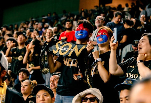 하이브 로고 응원밴드를 착용한 팬 /사진=하이브