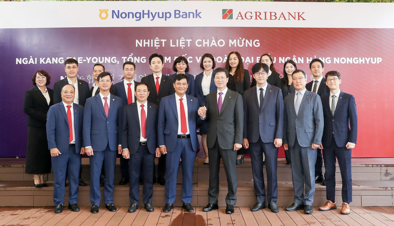 10월 31일 NH농협은행 강태영 은행장(앞줄 왼쪽에서 5번째)은 베트남 하노이 소재 아그리뱅크 본사에서 베트남 아그리뱅크 팜 또안 브엉 은행장(앞줄 왼쪽에서 4번째)을 접견하고 두 은행 간의 파트너십 강화를 논의하는 시간을 가졌다. / 사진=