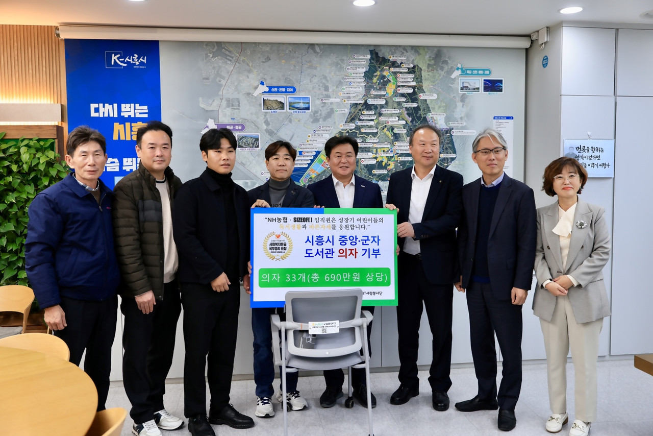 이동진 사이즈오브 대표이사(왼쪽 3번째), 서을구 농협IT노조위원장(왼쪽 4번째), 임병택 안양시장(왼쪽 5번째), 정태영 정보보호부문 부행장(왼쪽 6번째)가 기념사진 촬영을 하고 있다. / 사진=농협은행