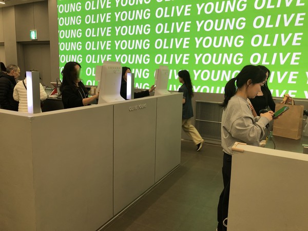 여의도 더현대 CJ올리브영 매장 내 고객들이 무인계산대에서 직접 결제하고 있다. /사진=김현정 기자