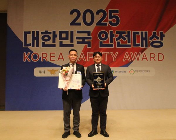 3일 서울 중구 한국프레스센터에서 열린 '제24회 대한민국 안전대상' 시상식에서 한국토지주택공사 직원들이 행정안전부 장관상 수상 기념사진을 촬영하고 있다./사진=LH