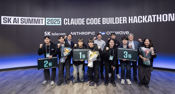 해커톤에서 3시간의 짧은 시간 제한에도 시연 가능한 수준의 높은 결과물을 선보인 참가자들이 수상 후 기념사진을 촬영하고 있다./사진=SK텔레콤
