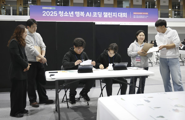 '행복AI코딩챌린지'의 미션챌린지에 참가한 청소년팀이 심사위원들 앞에서 AI로봇에 카드코딩을 하고 있다./사진=SK텔레콤