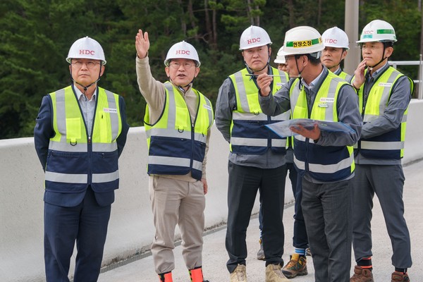 지난 10월 31일 동해선 포항-영덕 고속도로 4·5공구에 대한 현장 안전 점검을 진행했다. (왼쪽부터) 조태제 HDC현대산업개발 대표이사(CSO), 정경구 HDC현대산업개발 대표이사(CEO), 김영한 HDC현대산업개발 인프라본부장이 현장을 살피고 있다./사진=HDC현대산업개발