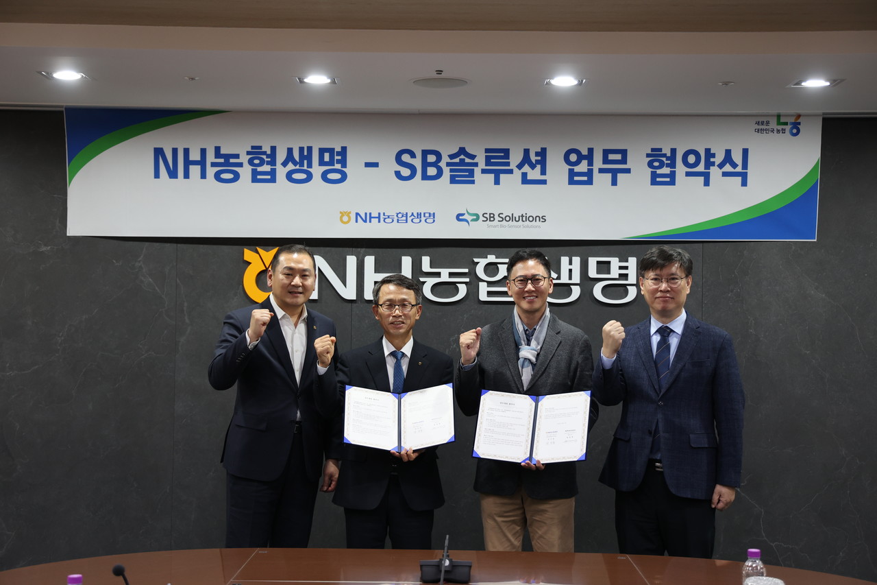 3일(월) NH농협생명이 서대문구 본사에서 SB솔루션와 업무협약을 체결했다. 사진은 NH농협생명 김기동 부사장(왼쪽 두 번째)과 SB솔루션 변영재 대표이사(오른쪽 두 번째)를 비롯한 관계자들이 함께 단체 기념촬영을 하고 있다. / 사진[