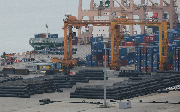 경기 평택시 평택항에 쌓여 있는 철강 제품들. /사진=연합뉴스