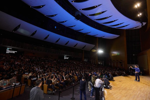 지난 3일 서울 강남구 코엑스에서 열린 'SK AI Summit(서밋) 2025'에서 청중들이 최태원 회장의 'AI Now & Next'를 주제로한 기조연설을 듣고 있다. /사진=SK그룹