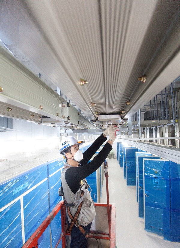 LS전선 직원이 버스덕트 시스템을 설치하고 있다. /사진=LS전선