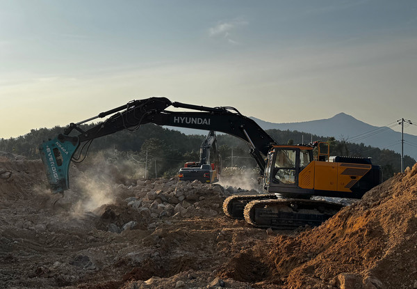포스코이앤씨가 국내 최초로 원격제어 굴착기 현장 실증에 성공하며, 건설 현장의 무인화와 스마트건설 전환을 한층 앞당겼다. 이번 실증은 지난 9월 여수 화태–백야 도로건설 현장(제1공구 월호도 구간)에 시범 적용됐다. /사진=포스코이앤씨