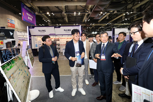 대우건설 김보현 대표이사가 스마트건설 엑스포 행사 전시장을 둘러보고 있다./사진=대우건설