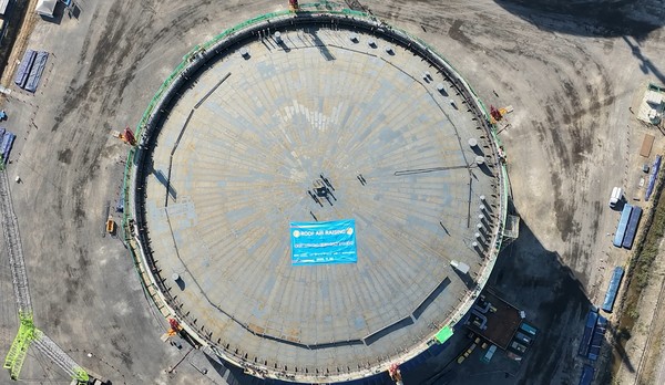 동북아엘엔지허브터미널㈜은 지난 5일 여수시 묘도 소재 '동북아 LNG 허브 터미널' 건설 현장에서 LNG 저장탱크 지붕을 설치하고 이를 기념하는 상량식을 개최했다고 6일 밝혔다. /사진=BS한양