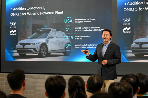 현대자동차의 최고경영자(CEO) 호세 무뇨스 사장이 현대차 타운홀 미팅 '2025 리더스 토크'(2025 Leaders Talk)를 통해 국내 임직원들과 세 번째 소통의 자리를 가졌다. 호세 무뇨스 사장이 타운홀 미팅에서 메시지를 전달하는 모습. /사진=현대차