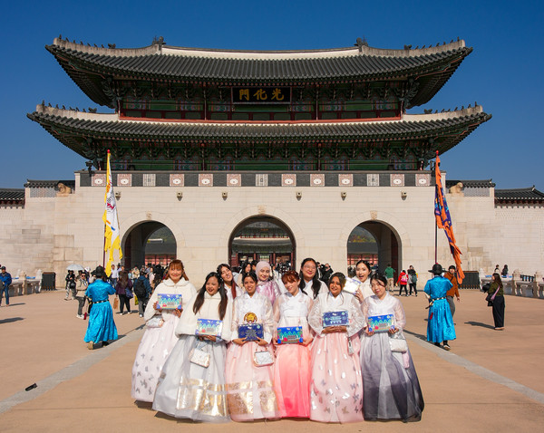 롯데웰푸드 '빼빼로 Agent:P(에이전트 피)' 활동 인원이 경복궁을 방문해 기념 촬영을 하고 있다. /사진=롯데웰푸드