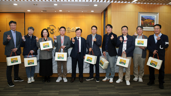 NS홈쇼핑 조항목 대표이사(가운데)가 수능 앞둔 임직원 수험생 자녀를 위해 응원선물을 전달하고 있다. /사진=NS홈쇼핑