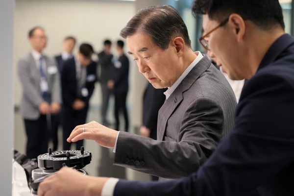  삼양디스커버리센터에서 열린 ‘삼양 이노베이션 R&D 페어 2025’에서 삼양홀딩스 김윤 회장이 전시 과제를 살펴보고 있다/ 사진=삼양