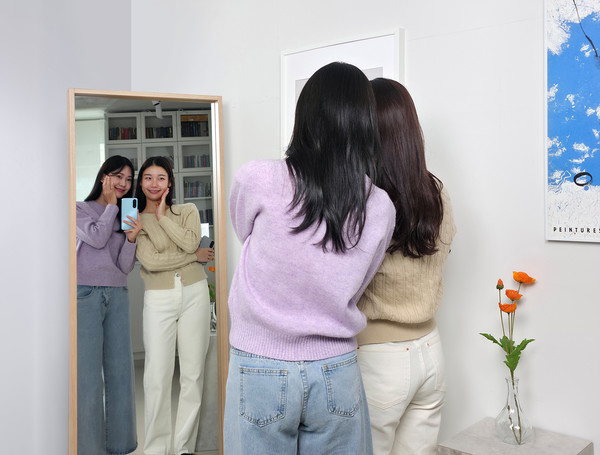 삼성전자 모델이 '갤럭시 A17 LTE'로 거울 셀피를 촬영하는 모습. /사진=삼성전자