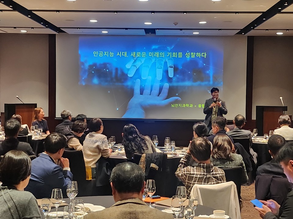 우리은행이 지난 4일 서울 장충동 신라호텔에서 개최한 '2025년 하반기 우리W세미나'에서 정재승 KAIST 뇌인지과학과 교수가 '인공지능 시대, 미래의 기회를 성찰하다'라는 주제로 강연하고 있다. / 사진=우리은행