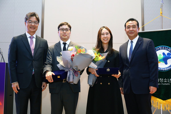 6일 열린 '2025 두산연강 소아청소년과 학술상' 시상식에서 (왼쪽부터) 김한석 대한소아청소년과학회 이사장, 서은섭  지니너스 책임연구원, 이다혜 중앙대병원 조교수, 이원재 두산연강재단 대표이사가 기념사진을 촬영하고 있다./사진=두산연강재단