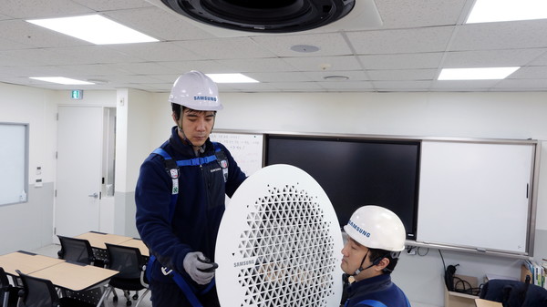 삼성전자서비스 엔지니어가 수능 고사장에서 삼성전자 시스템에어컨 사전 점검을 진행하고 있다. /사진=삼성전자서비스
