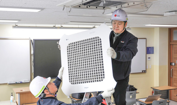 LG전자 시스템에어컨 유지보수를 담당하는 하이엠솔루텍 서비스 엔지니어들이 수능 시험장에 설치된 냉난방 시스템에어컨 작동 이상 유무를 점검하고 있다. /사진=LG전자