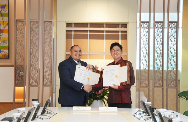  최고투자책임자 판두 자흐리르 (왼쪽)가 인도네시아 현지에서 열린 혈액제제 생산 인프라 투자를 위한 MOU를 체결식에서 서명 후 기념촬영을 하고 있다./사진=SK플라즈마