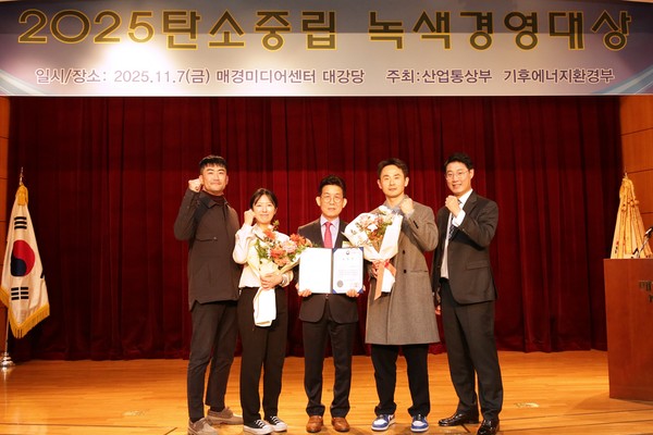 ㈜한화 건설부문은 지난 7일 산업통상부와 기후에너지환경부가 공동 주최하고, 한국환경공단, 한국생산기술연구원 등이 후원하는 '2025 탄소중립 녹색경영 정부포상'에서 서울아레나 복합문화시설 현장으로 산업통상부장관 표창을 받았다고 10일 밝혔다. /사진=㈜한화 건설부문