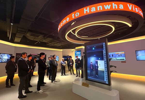 한화비전의 일본 우수 파트너들이 본사 기술 체험관을 둘러보고 있다./사진=한화비전