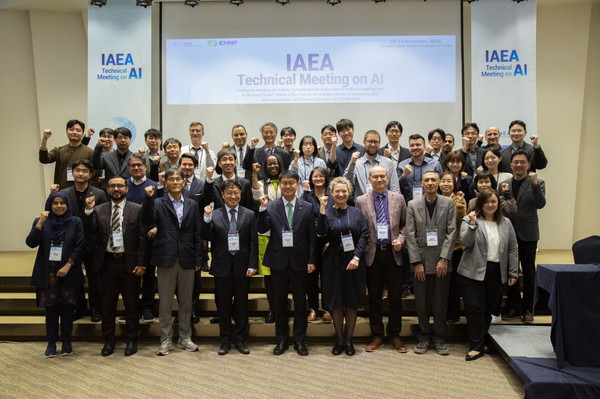 한국수력원자력이 14일까지 대전 라마다 호텔에서 국제원자력기구(IAEA) 회의를 개최한다. 10일 참석자들이 기념촬영을 하고 있다./사진=한국수력원자력