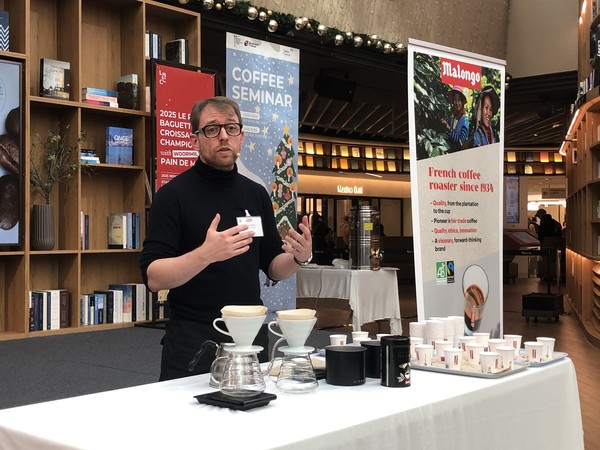 제레미 위베르 '말롱고' 소속 바리스타가 10일 서울 코엑스 별마당 도서관에서 열린 '말롱고 커피 아틀리에' 행사에서 '말롱고' 원두 재배·생산 과정과 철학에 대해 소개하고 있다. /사진=김현정 기자