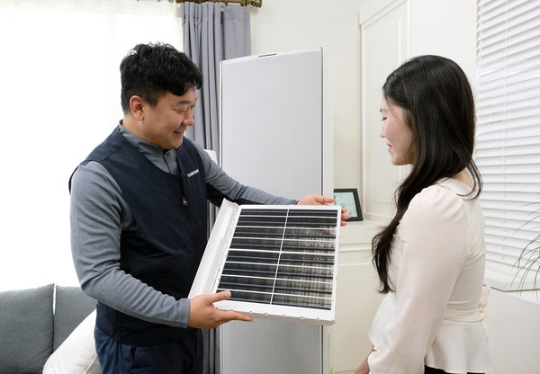삼성전자서비스 엔지니어가 에어컨 필터 상태를 확인하는 모습. /사진=삼성전자서비스