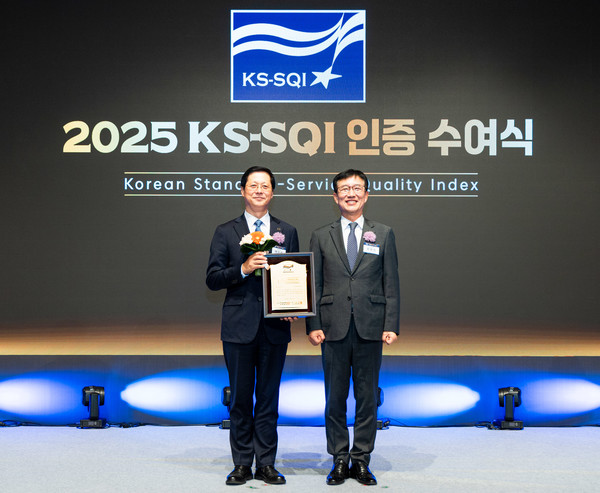 대한항공은 11일 서울 중구 롯데호텔 서울에서 열린 한국표준협회 주관 '2025 KS-SQI' 인증 수여식에서 항공사 부문 4년 연속 1위를 차지했다. 2025 KS-SQI 인증 수여식에 참석한 박희돈 대한항공 경영전략본부장(왼쪽)이 문동민 한국표준협회 회장과 기념 사진을 촬영하는 모습. /사진=대한항공