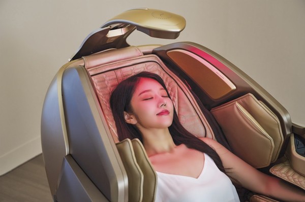 바디프랜드 에스테틱 헬스케어로봇 '퀀텀 뷰티캡슐' 라이트 케어 모드를 사용하고 있는 모델 /사진=바디프랜드