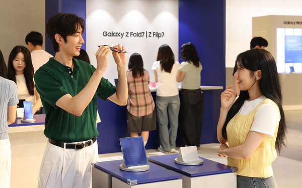 삼성전자가 올해 선보인 갤럭시 플래그십 스마트폰이 상반기에 이어 하반기에도 연속 흥행을 이어가며 연중 내내 실적 호조세를 기록하고 있다. /사진=삼성전자