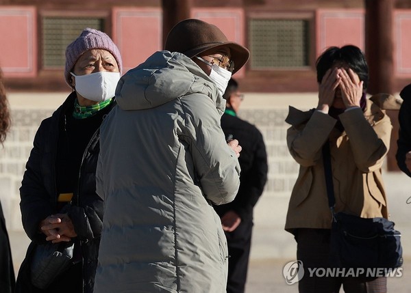 기온이 뚝 떨어진 서울 경복궁에서 외국인 관광객들이 두터운 외투와 방한용품을 착용하고 길을 걷고 있다. /사진=연합뉴스