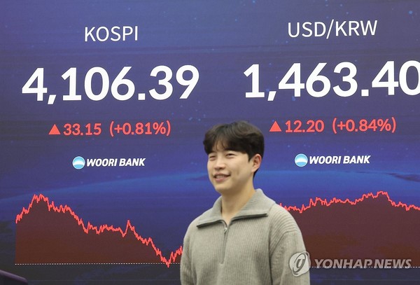 11일 서울 중구 우리은행 본점 딜링룸에서 한 딜러가 자리로 향하고 있다. 사진=연합뉴스