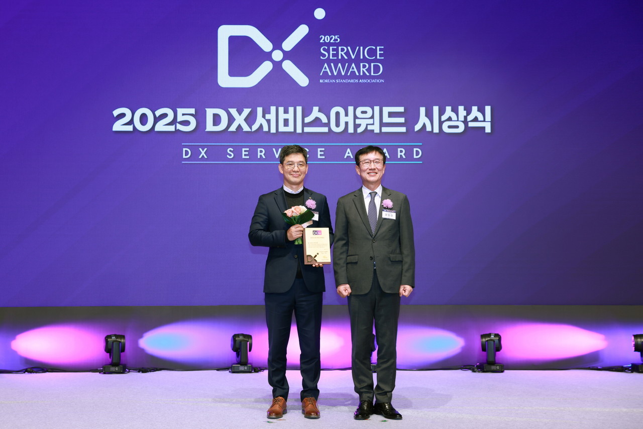 이날 서울시 중구 소공동에 위치한 롯데호텔에서 진행된 2025 DX서비스어워드 시상식에서 문동민 한국표준협회장(좌측에서 2번째)과 이한 KB국민은행 S&T본부장(좌측에서 1번째)이 기념촬영을 하고 있다. / 사진=KB국민은행