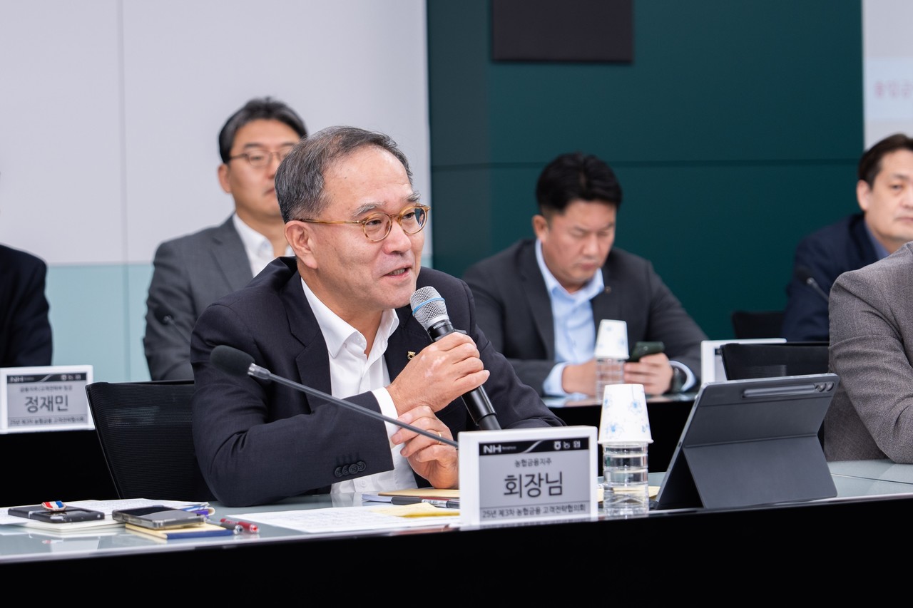 NH농협금융은 10일, 서울 서대문구 본사에서 지주 및 자회사 고객전략 담당 임직원 60여 명이 참석한 가운데「2025년 제3차 농협금융 고객전략협의회」를 개최했다. 이찬우 회장이 회의를 주재하고 있다. / 사진=NH농협금융