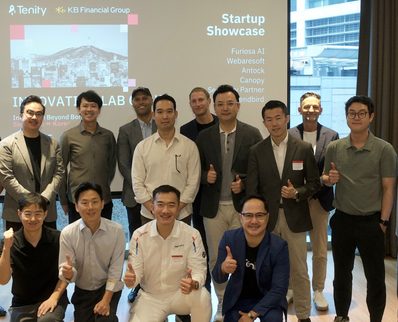 지난 10일 싱가포르 현지에서 진행된 「KB Demo Day」 행사에서 ‘KB스타터스 싱가포르’ 선발 기업과 글로벌 VC, AC, 유관기관의 관계자들이 기념촬영을 하고 있다. / 사진=KB금융그룹이