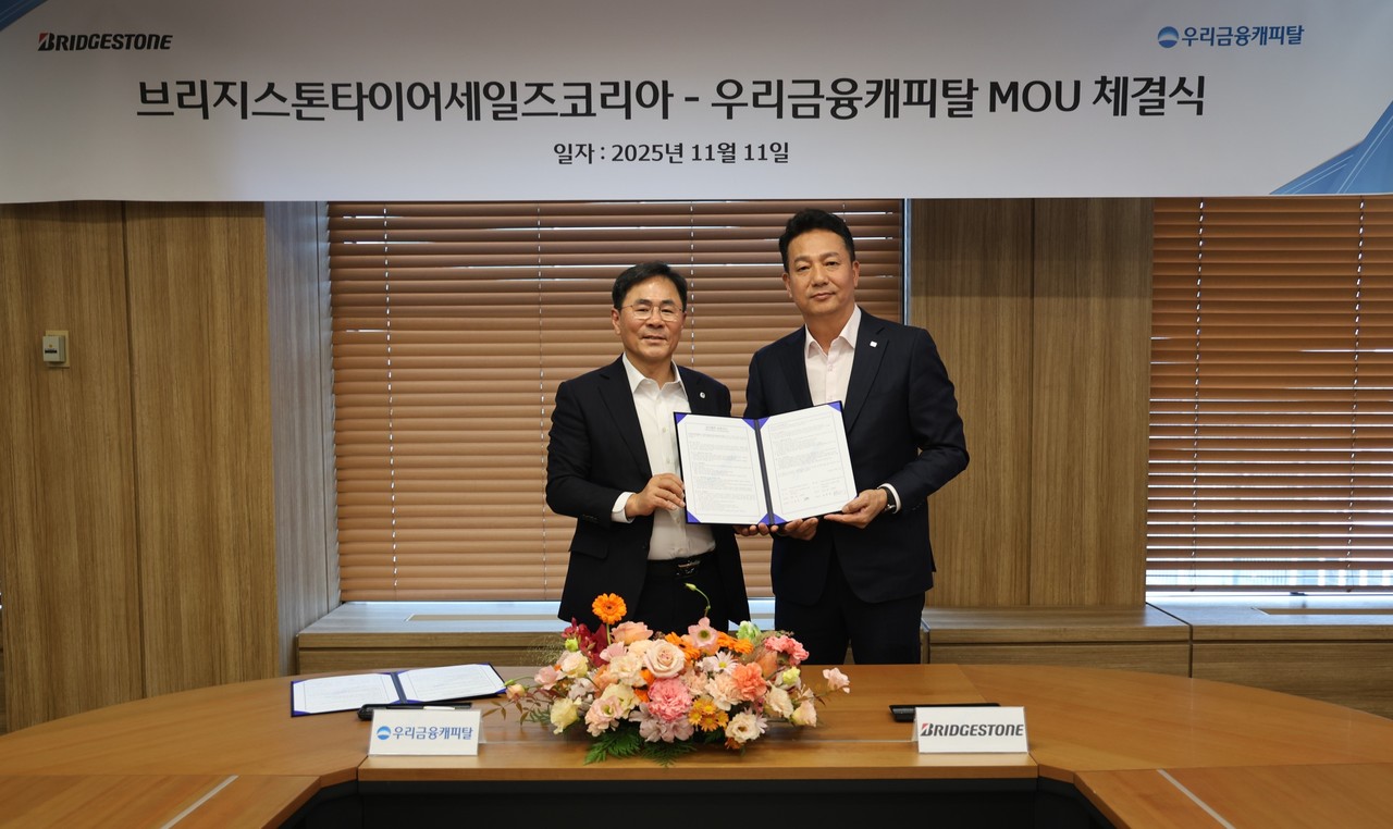 (왼쪽부터) 기동호 우리금융캐피탈 대표이사와 김헌영 브리지스톤타이어세일즈코리아 대표이사가 지난 11일 우리금융캐피탈 서울본사에서 화물차주 상생 금융지원 업무협약 체결 후 기념사진을 촬영했다. / 사진=우리금융캐피탈