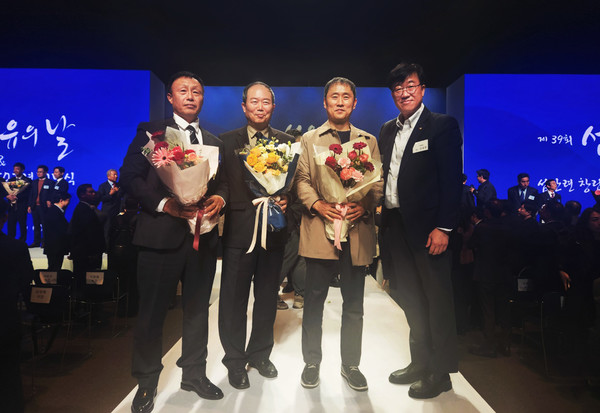 '섬유의 날' 기념식에서 수상자인 (왼쪽부터) 황오성·정일영·신승원 기장, 김대정 대한화섬 대표(태광산업 섬유사업본부장)가 기념사진을 촬영하고 있다./사진=태광산업