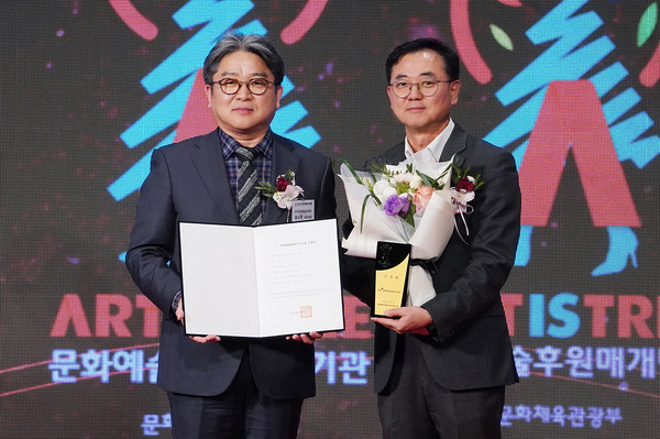 HS효성첨단소재가 문화예술후원우수기관에 신규 선정됐다. 최형식 HS효성 커뮤니케이션실 상무(오른쪽)와 송시경 한국문화예술위원회 사무처장이 기념사진을 촬영하고 있다./사진=HS효성첨단소재