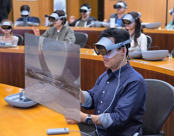 삼성 임직원이 삼성인력개발원에서 갤럭시 XR을 착용한 채 교육에 참여하고 있다./사진=삼성인력개발원