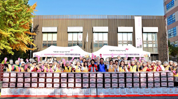 정무경 고려아연 사장(앞줄 가운데 오른쪽)과 허혜숙 대한적십자사 서울지사 사무처장(앞줄 가운데 왼쪽)이 김장나눔 봉사자들과 기념촬영을 하고 있다./사진=고려아연