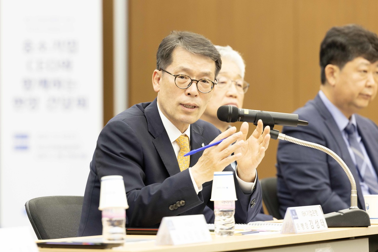 사진은 12일 부산국제금융센터에서 열린 중소기업 현장 간담회에서 김성태 IBK기업은행장이 중소기업 대표들과 대화 하고 있는 모습 / 사진=