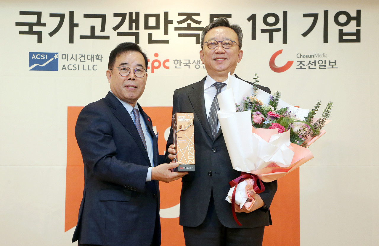 12일 서울 중구 소재 롯데호텔에서 진행된 ‘2025 국가고객만족도(NCSI: National Customer Satisfaction Index)’ 시상식에서 은행 부문 9년 연속 1위를 수상하고 정상혁 신한은행장(오른쪽) 및 박성중 한국생산성본부 회장이 기념 촬영하는 모습 / 사진=신한은행