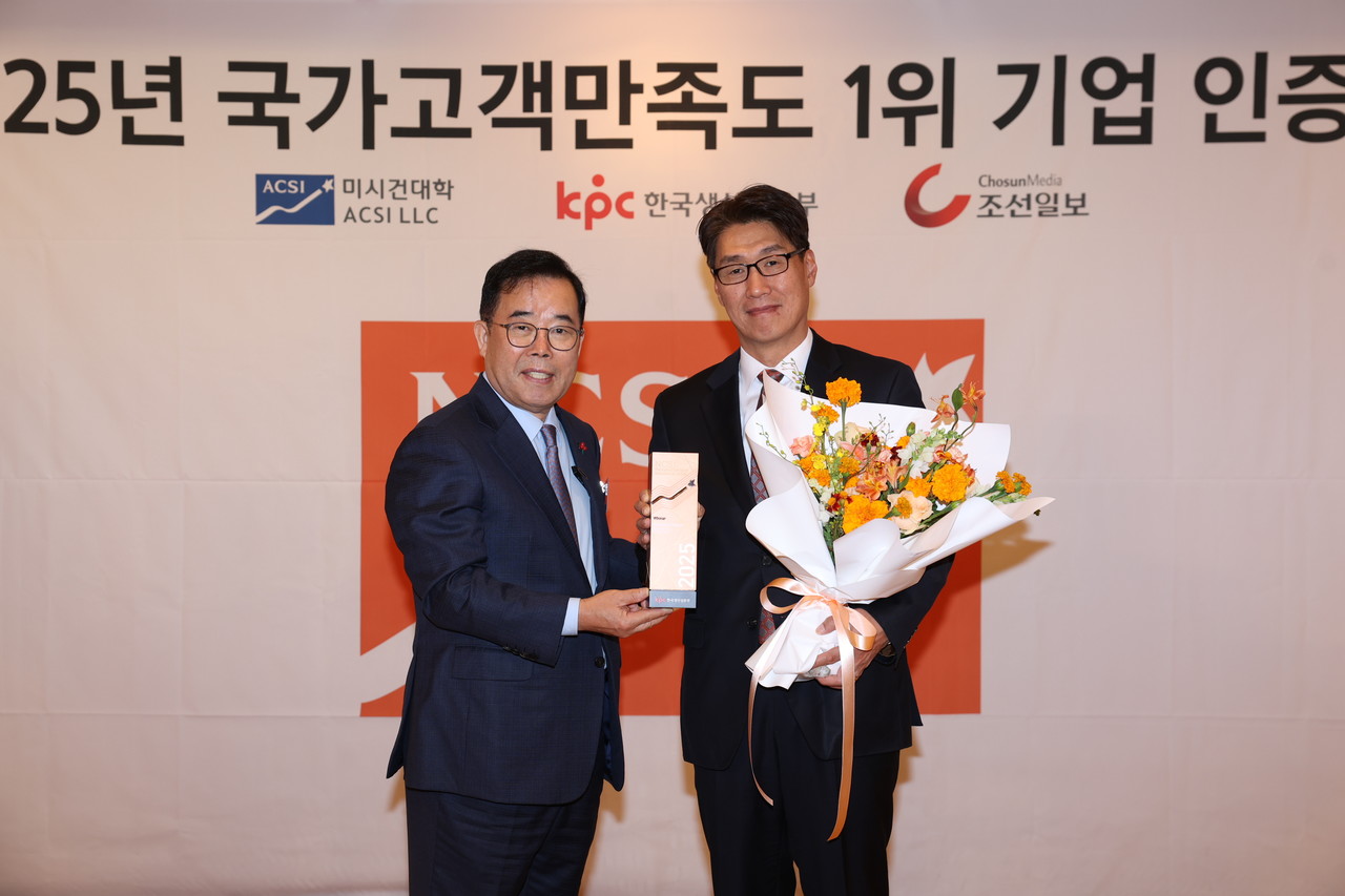 12일(수) 서울 중구 롯데호텔 서울에서 진행된 ‘2025 국가고객만족도(NCSI)’ 시상식에서 최승영 한화생명금융서비스 대표이사(오른쪽)와 박성중 한국생산성본부 회장이 기념 촬영을 하고 있다 / 사진=한화생명금융서비스