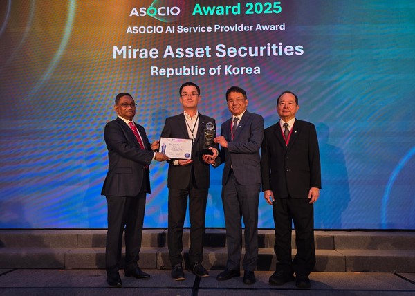미래에셋증권이 11일 개최된 'ASOCIO 어워드 2025'에서 'AI Service Provider Award'를 수상한 가운데, 압둘라 카피(Abdullah Kafi) ASOCIO 명예회장(좌측부터), 박홍근 미래에셋증권 IT부문대표(부사장), 수팍 라일러트(Supak Lailert) ASOCIO 부회장, 분락 사라깐난다(Bunrak Saraggananda) ASOCIO 명예회장이 기념촬영을 하고 있다. 사진=미래에셋증권