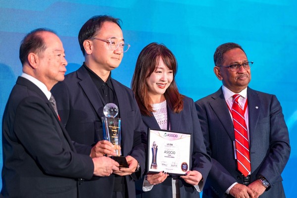 이승찬 LG CNS 디지털AX담당 상무(왼쪽에서 두 번째)가 지난 11월 11일 대만 타이베이에서 열린 ‘아시아·오세아니아 정보산업기구(ASOCIO) 어워드 2025’에서 ‘ESG 어워드’ 수상 후 기념 촬영을 하고 있다./사진=LG CNS