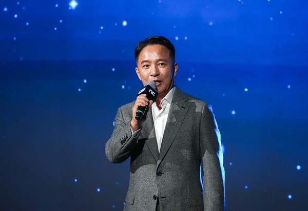 엔씨소프트 창업주이자 최고창의력책임자(CCO)를 맡고 있는 김택진 대표가 지스타 2025 개막일인 13일 엔씨소프트 부스에서 열린 오프닝 세션 개막 연설에서 발언하고 있다. /사진=엔씨소프트