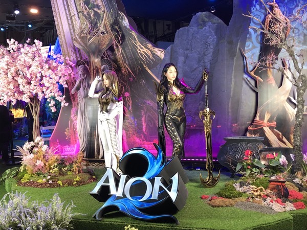 국내 최대 게임쇼 지스타 2025 개막일인 13일 오전 부산 벡스코(BEXCO) 제1전시장에 마련된 엔씨소프트 전시 공간에서 '아이온2' 게임 모델들이 포즈를 취하고 있다. '아이온2'는 이달 19일 출시를 앞둔 다중접속역할수행게임(MMORPG)이다. /사진=김현정 기자